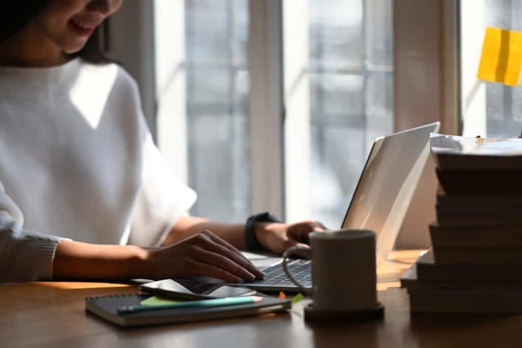 what-does-an-executive-assistant-do-at-a-glance