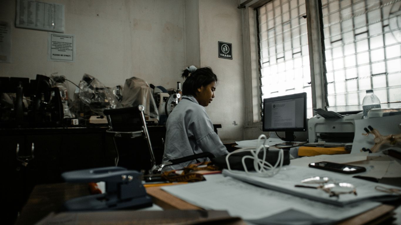 woman wearing gray dress shirt